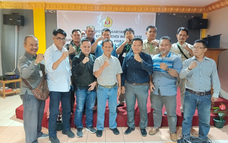 Caption: Foto bersama antara peserta UKW yang dinyatakan kompeten bersama Penguji UKW UPN veteran Yogyakarta, Rabu (16/10/2024) bertempat di hotel Dika Raya Pangkalan Kerinci kab Pelalawan.